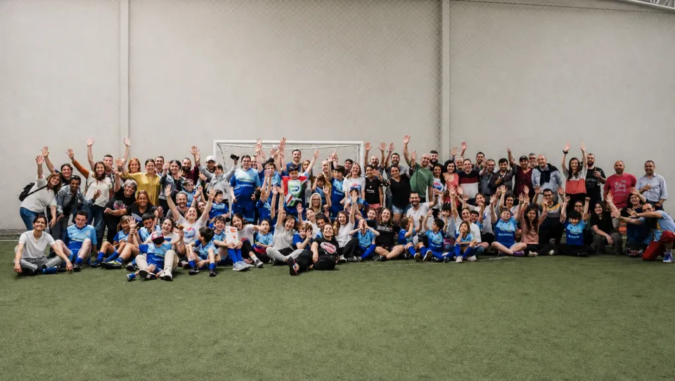 Personas autistas, familias, profesionales y voluntariado reunidos en una actividad de Aletea