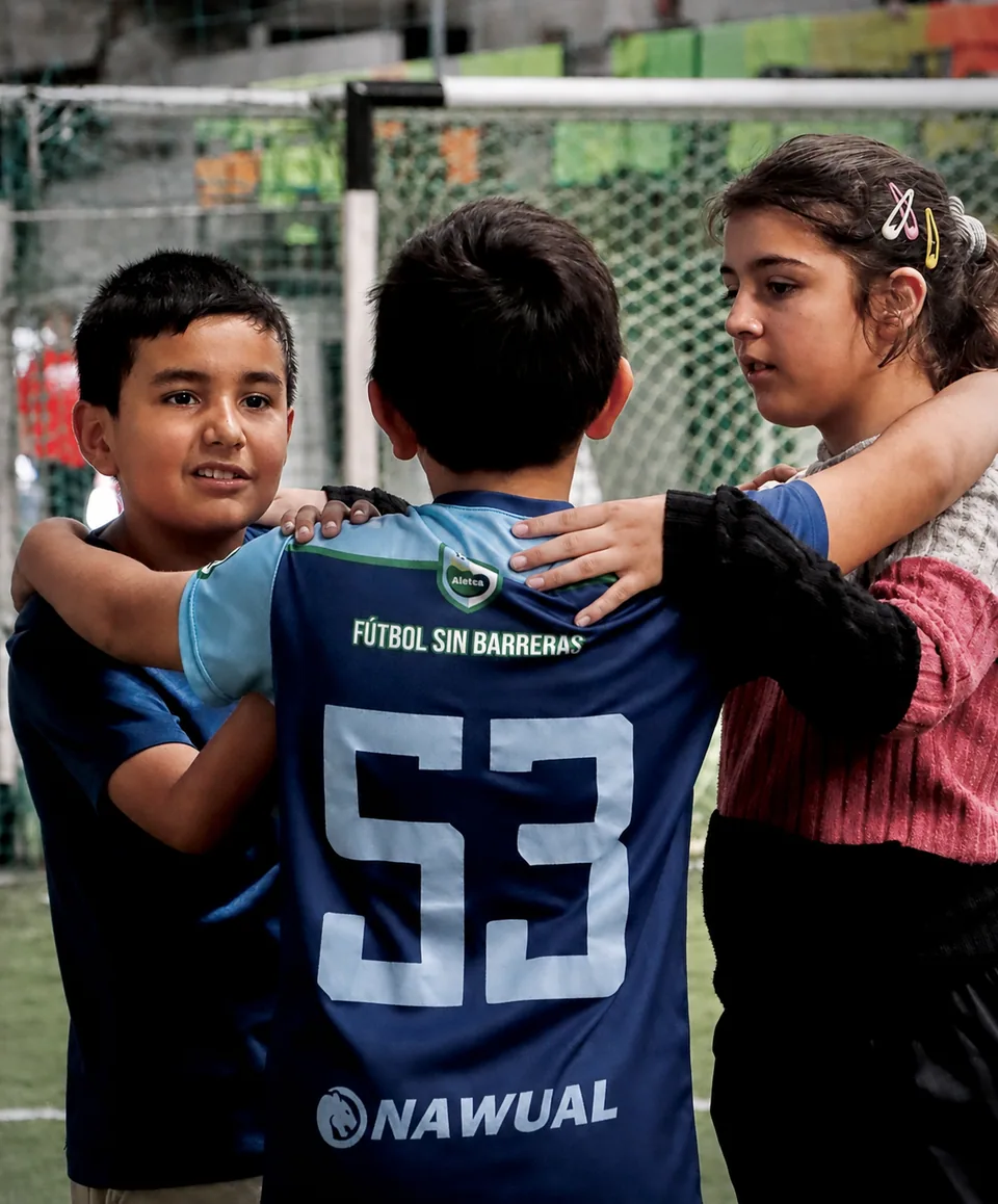 Tres participantes comparten una dinámica de equipo en Fútbol sin Barreras