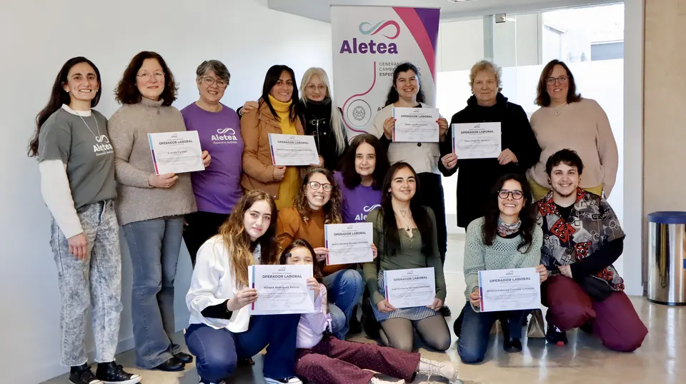 Grupo que completó una capacitación de Aletea posa con sus certificados