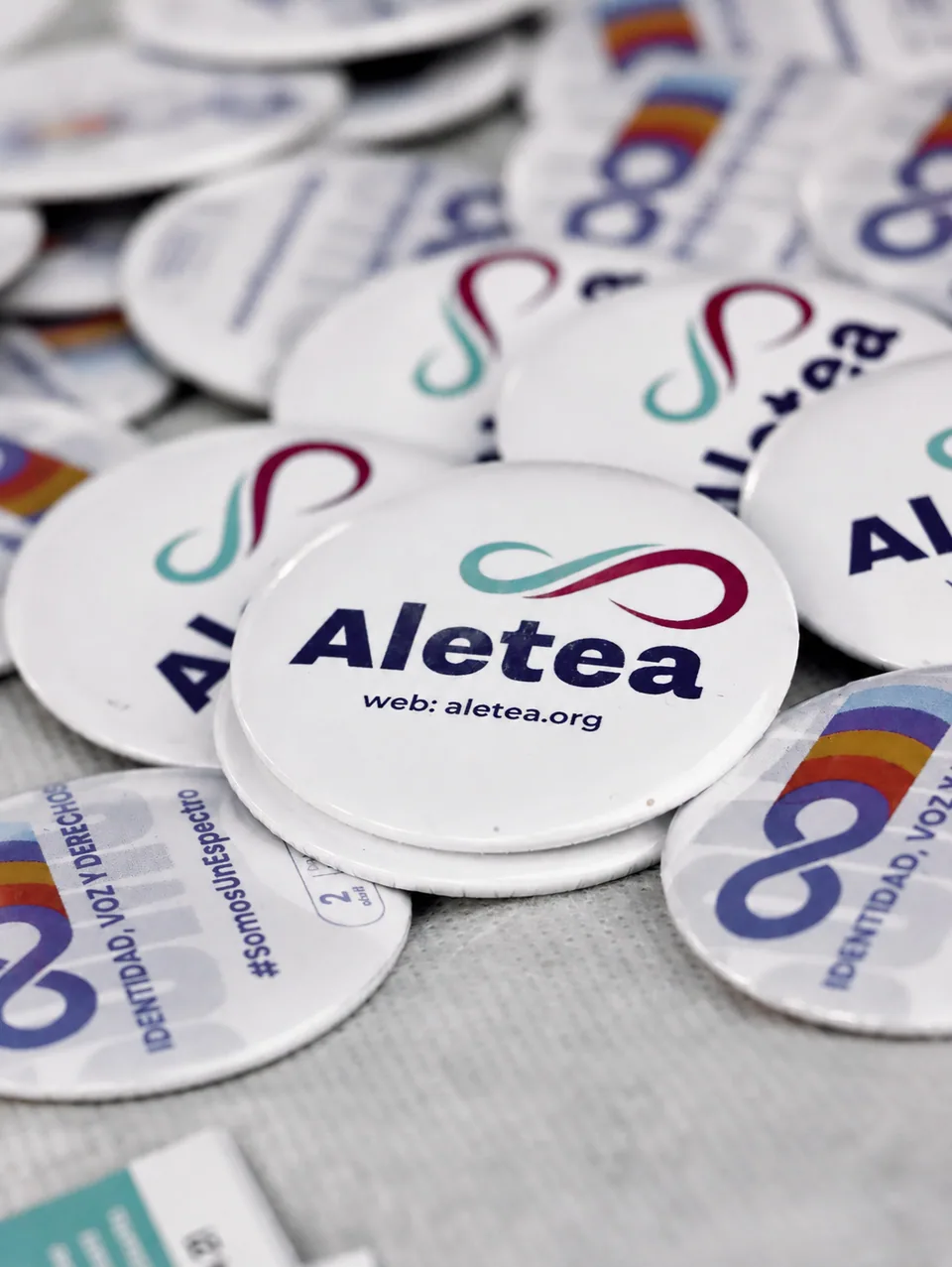 Prendedores con la identidad de Aletea preparados para una actividad