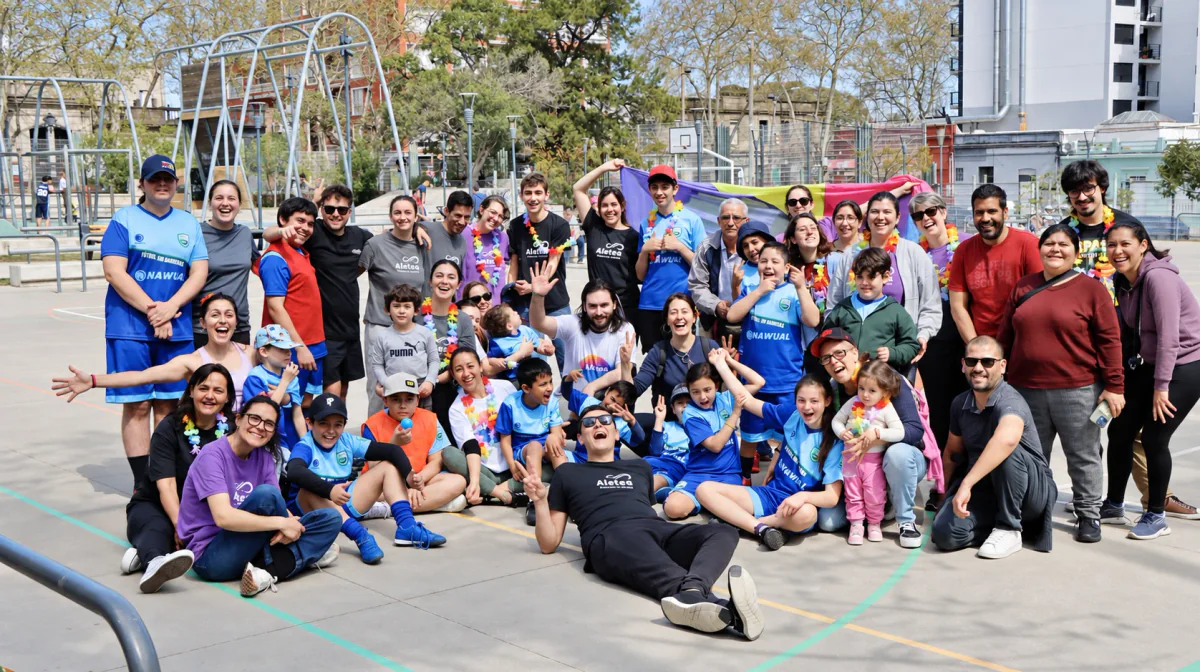 Personas autistas, familias y equipo de Aletea reunidos al aire libre en una actividad comunitaria