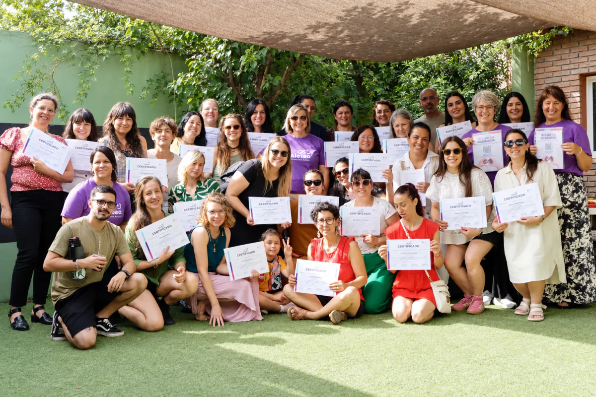 Grupo de personas con certificados al finalizar una formación de Aletea